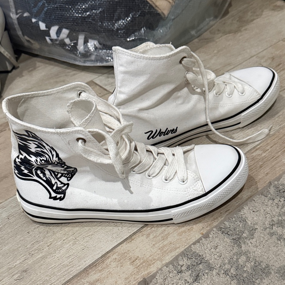 Darc Sport Wolves White High-Top Canvas Sneakers in White EUC Men’s 10